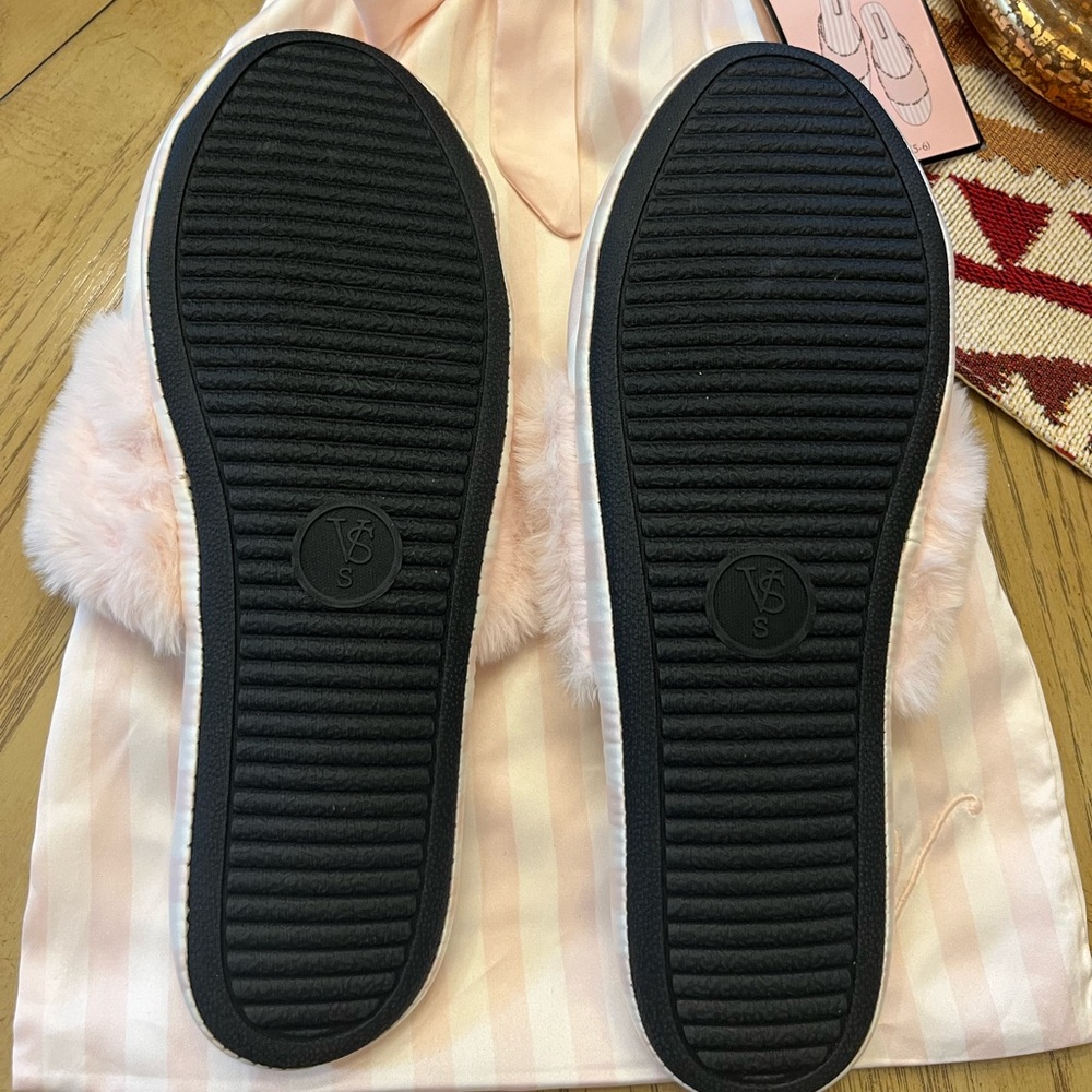 VICTORIA’S SECRET *NEW* Light Pink Striped Slippers with bag - Picture 9 of 11